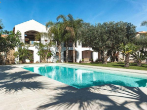 Elegant flat in villa with pool and garden just a few kilometres from the sea